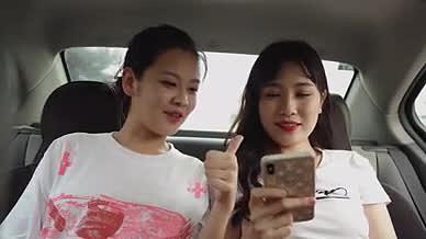 年轻时尚靓丽的女士在使用新款智能手机自拍视频的预览图